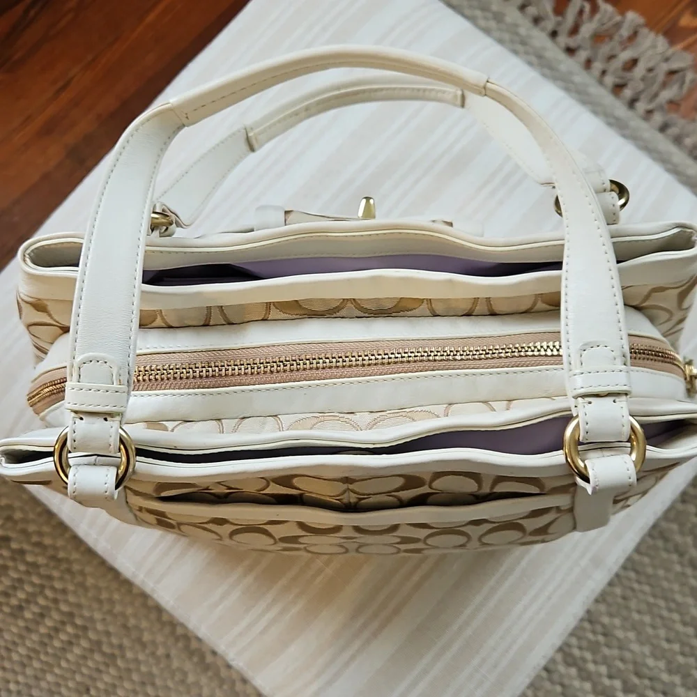 Coach Tan and Cream Signature Shoulder Bag - Picture 3 of 16